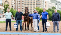 Впервые за историю Ульяновского рысистого коннозаводства лошадь, принадлежащая коневладельцу из Ульяновской области, стала победителем большого приза на Центральном Московском ипподроме.